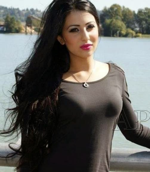 Ushna Shah photo
