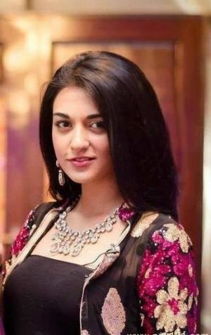 Sarah Khan photo title=