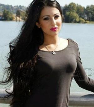 Ushna Shah photo title=